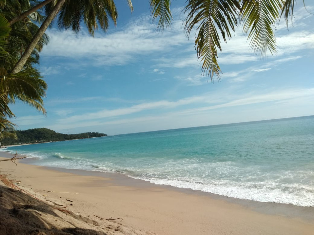 Pantai Putih di Gampong Lhok Pawoh adalah distinasi Wisata yang Alam dan Pemandangannya yang indah